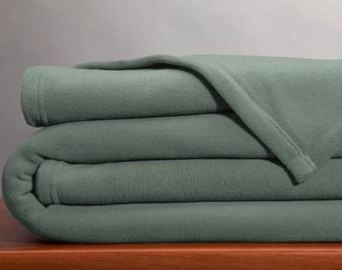 Becquet Couvertures Couverture Polaire 75x100 Vert En Microfibre 350g/m² 4 Becquet Couvertures Couverture Polaire 75x100 Vert En Microfibre 350g/m² – Image 2